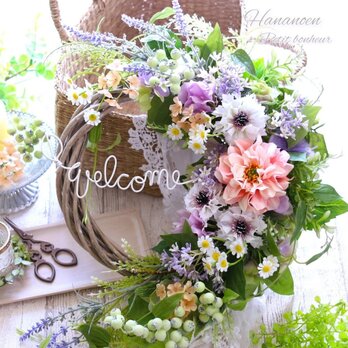 華やかにお出迎え♡ ピーチ色のダリア＆ラベンダーと利休草が流れるラインが美しい玄関リースの画像
