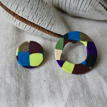 丸＋リングのアシンメトリーピアス　green blue purple kinari gold