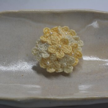 小花のブローチ・薄黄色の画像