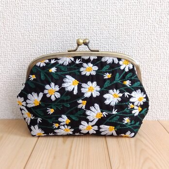 刺繍　大きめがま口ポーチ　17cm口金　デイジー　ブラック　309の画像