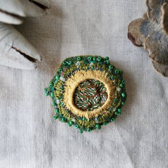 macreeパーツを包み込んだ刺繍ブローチ　greenの画像