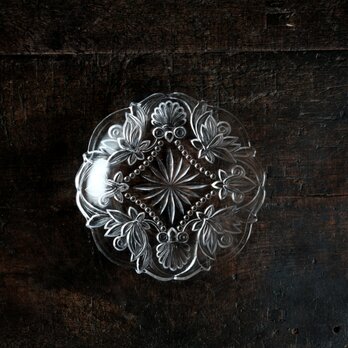 素敵な形状◆花や貝の文様。プレスガラス中皿　洋風　レトロ　暮らしに。昭和後期