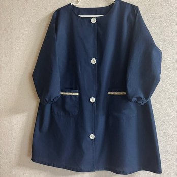 【80～160】②ブラウン 花柄 リボンライン ×ネイビー  前ボタン 長袖スモック 着丈延長可 スモッグの画像
