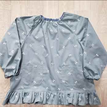 数量限定【80～160】リボン刺繍 ライトブルー 総柄 長袖 スモック 裾フリル スモッグの画像