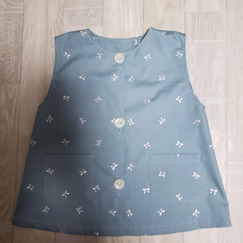 数量限定【80～160】リボン刺繍 ライトブルー 総柄 前ボタン ノースリーブ 袖なしスモックの画像