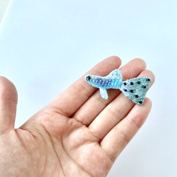 しっぽは水玉！おしゃれなグッピー　ブルーグラスのちいさなお魚刺繍ブローチの画像