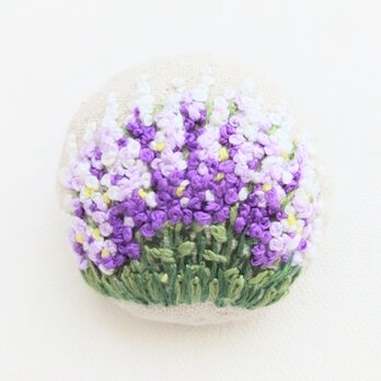 ラベンダー畑の刺繍ブローチの画像