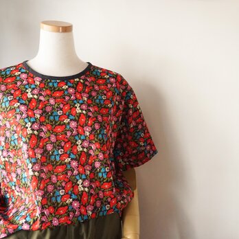 レトロな花柄ドルマンスリーブTブラウス