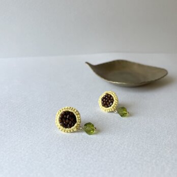 【ひまわり】ひと針ひと針丁寧に　揺れるピアス　pの画像