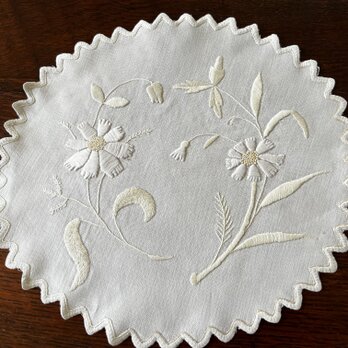ホワイトワーク刺繍ドイリー、雛菊の画像