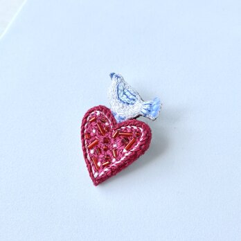 "cocoro" 赤いハートにとまる鳥さん　刺繍ブローチの画像