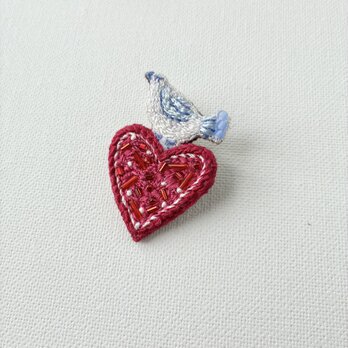 "cocoro" 赤いハートにとまる鳥さん　刺繍ブローチ