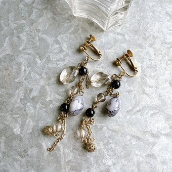 Y1162-ヴィンテージイヤリング・U.S.A. 1980s Gold Tone Chain Black & Gold Beadの画像