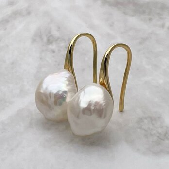 ちょっぴり大きな照りっ照りバロックパールのドロップピアス 11mm 12mm 真珠 フック 結婚 卒業 入学 卒園の画像