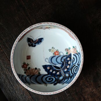 と鶴と蝶々◆伊万里　花蝶文赤絵金彩浅型鉢　碗　骨董・antiques 器　暮らしに　明治期 　中の画像