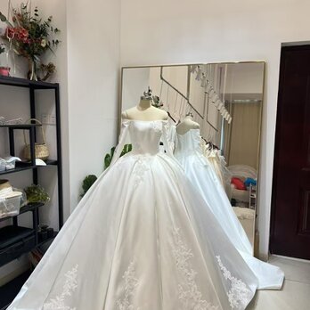 ウエディングドレス オフショルダー キラキラスパンコール 花モチーフ ミカドサテン プリンセスライン 結婚式の画像