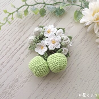 レース編み 小さな青りんごのブローチ