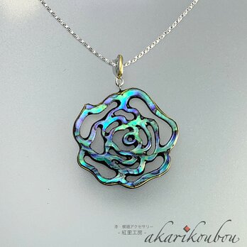 【sv925】螺鈿ペンダント 薔薇透かし彫り ブルー 純金箔 リバーシブル 螺鈿アクセサリーの画像