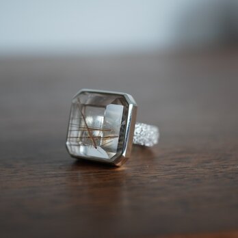 gold rutilated quartz ringの画像