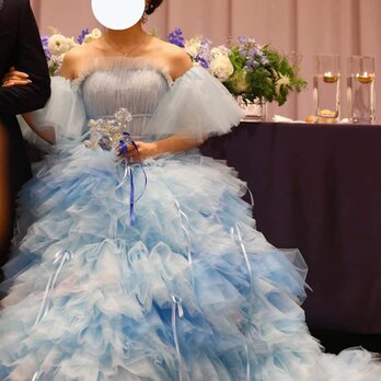 実例写真！カラードレス ブルー もこもこドレス ふわふわ袖 リボン グラデーション 披露宴/花嫁 可愛いの画像