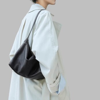 東洋の美意識を宿す、2WAYレザーホーボーバッグ｜水染め本革＆延長ストラップ付き 大サイズの画像