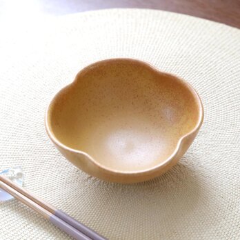 山吹色の四つ葉小鉢の画像