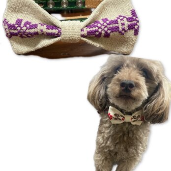 ②犬用リボンS⭐︎首輪用⭐︎愛犬とお揃いコーデ⭐︎紫⭐︎蝶ネクタイ風リボンとブローチ⭐︎ナチュラルリネン刺繍⭐︎猫ちゃんにも⭐︎の画像