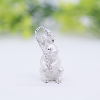 花と兎のシルバーペンダントの画像