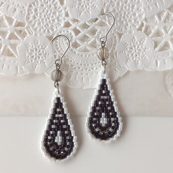 しずく型ピアス（モノトーン）