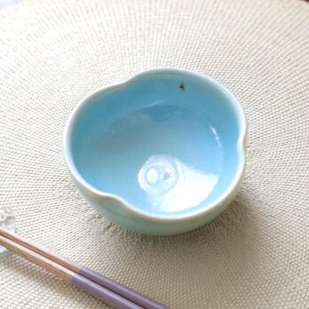 水色釉薬の三つ葉小鉢の画像