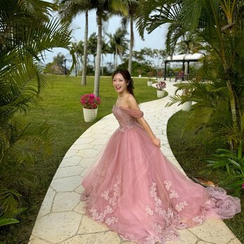 実例写真！カラードレス ピンク 取り外しオフショルダー 花柄のモチーフ刺繍が美しく 編み上げ 前撮りの画像