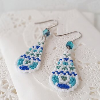 しずく型ピアス（白×ブルー系）