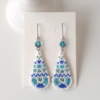 しずく型ピアス（白×ブルー系）