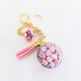 ピンクの薔薇刺繍のマカロン＆キーホルダーのコピーの画像