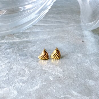 P693-ヴィンテージピアス U.S.A. 1970s Gold Tone Ribbed Heart Petiteの画像