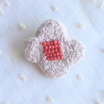 つぶつぶ・もこもこ　サンドベージュと赤いお花の刺繍ブローチの画像