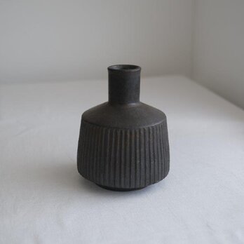 黒釉花入・しのぎの画像