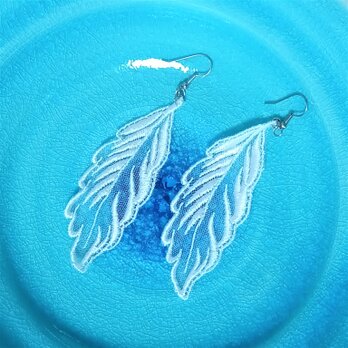 レースの羽根のピアス