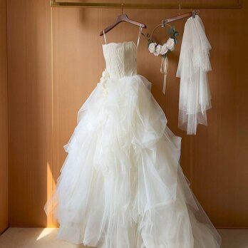 クラシカル ウェディングドレス ラッフルフリル ベアトップ ショートベール プリンセスライン 結婚式の画像