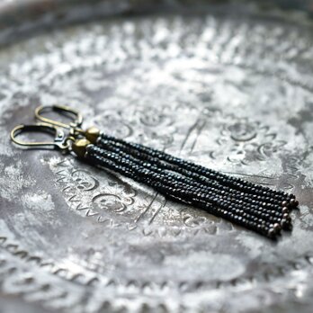 フランスアンティークブラックカットメタルビーズの4連ピアス