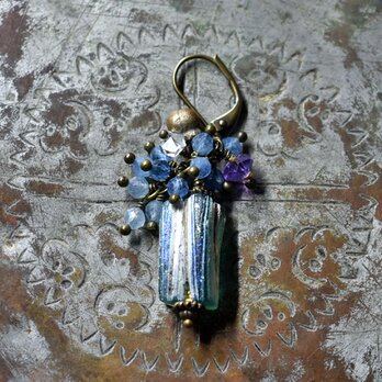 銀化ローマングラスとたわわなアクアマリン、アメジスト、ハーキマーダイヤモンド、民族鈴の片耳ピアス