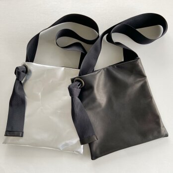 馬革＊シンプル＊ソフトで軽いスクエアポシェット＊ビッグハトメ＊A4収納可の画像