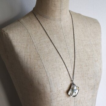 oyster baroque pearl “一筋縄ではいかない牡蠣”のnecklaceの画像