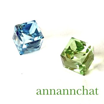 【オーストリア製 swarovski 　2色　アクアマリンCAL ・ペリドットCAL　大粒　 斜めキューブ　ピアス】の画像