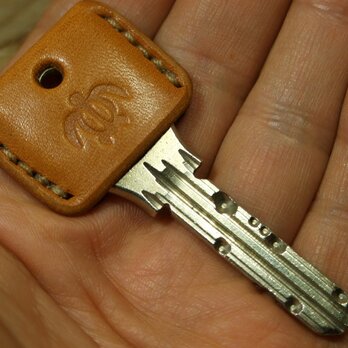 ホヌ(ウミガメ)刻印のキーカバー　サドルキャメル×ベージュの画像