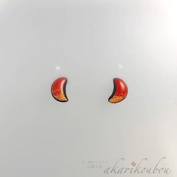 【Pt900】漆ピアス 小さい月モチーフ 朱漆塗り 純金蒔絵の画像
