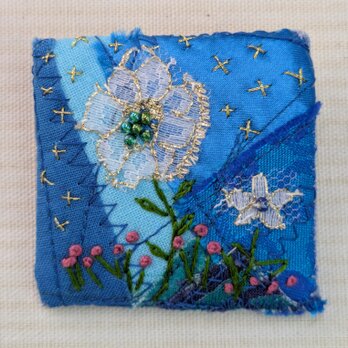 青いコラージュ刺しゅうのブローチ