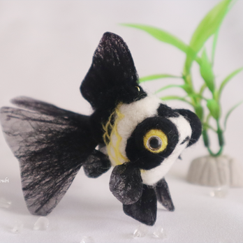 たゆたう金魚モビールS-パンダ出目金-の画像