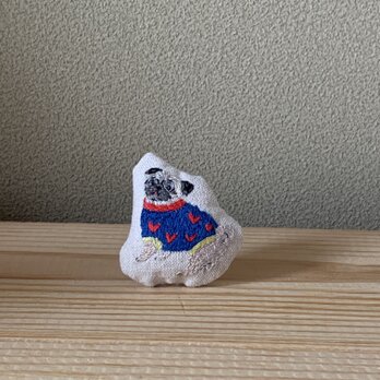 ハートのTシャツのパグさん　刺繍ブローチ