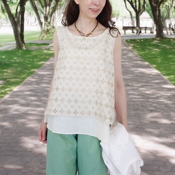 生成りコットンと花刺繍レースのバッククロスキャミ